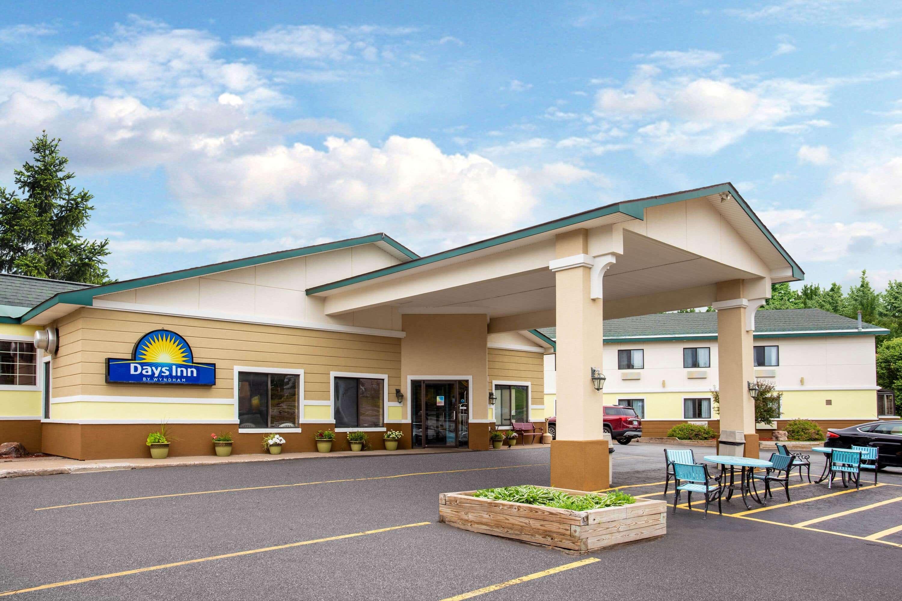 Days Inn By Wyndham Marquette Exterior foto